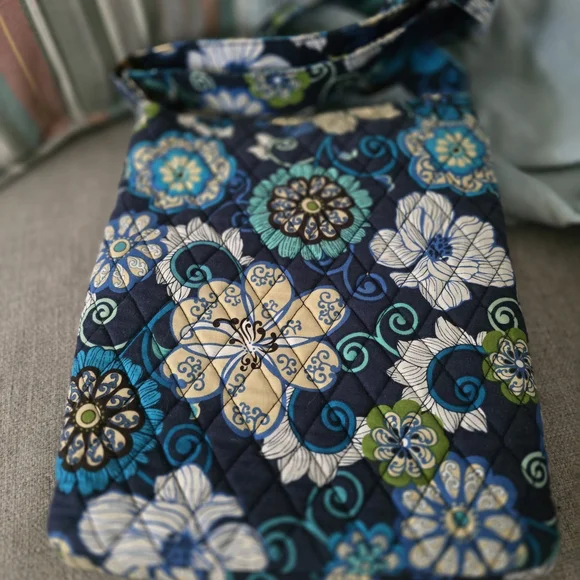 Floral Quilted Shoulder Bag - Picture 2 of 6